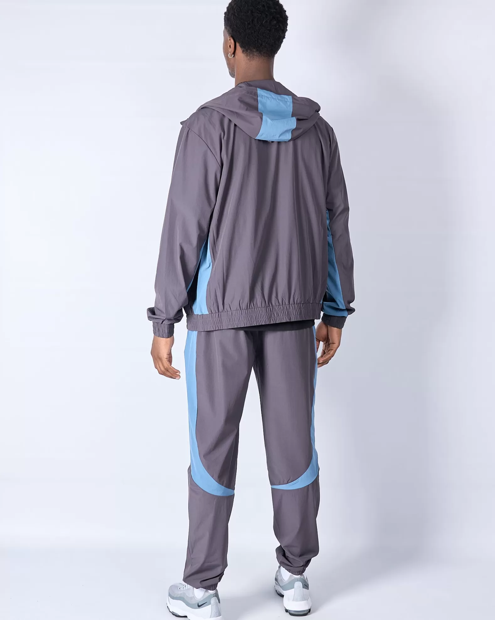 slate_flint_contrast_badge_windbreaker_2.webp Shop Mercier Slate Flint Contrast Badge Windbreaker