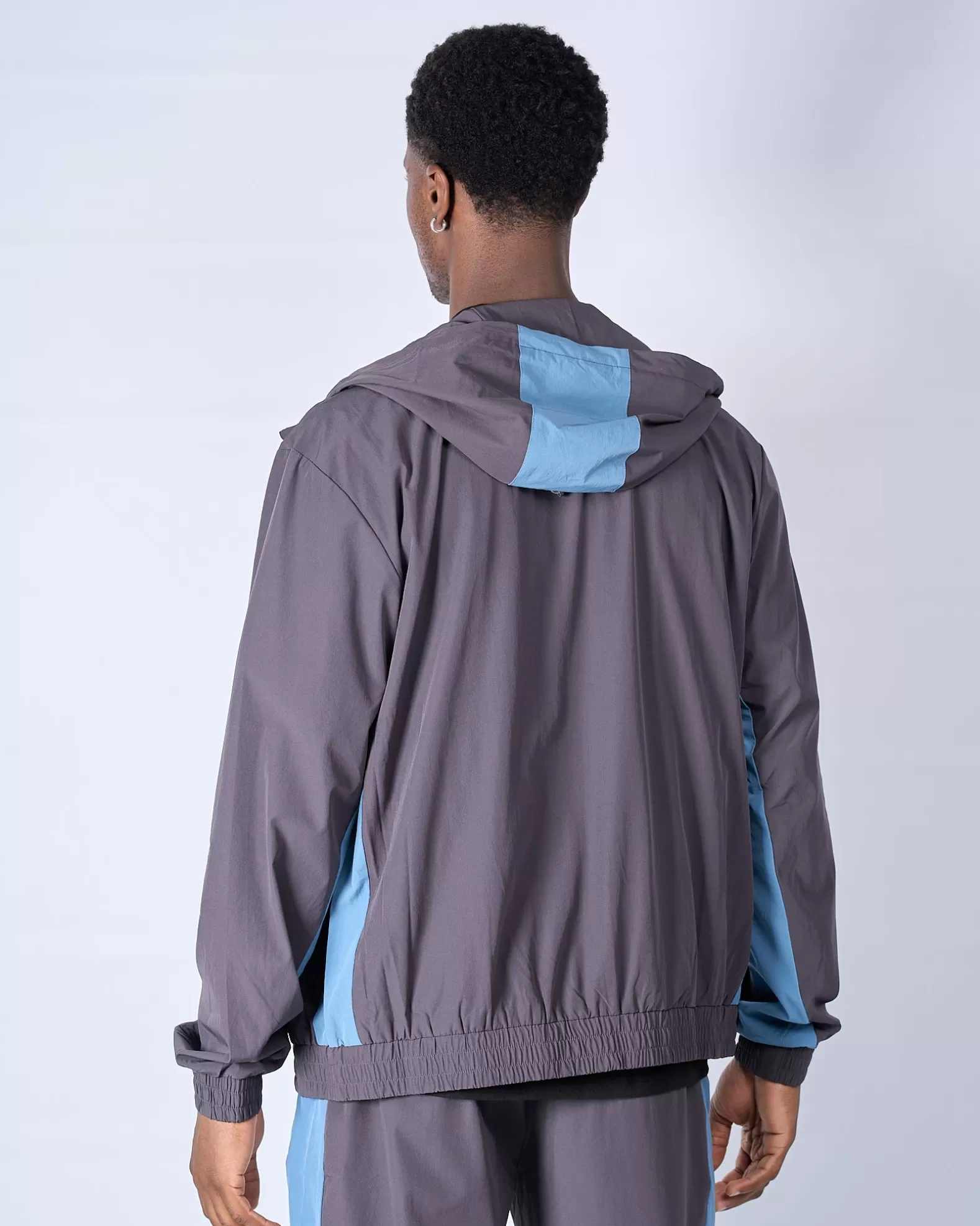 slate_flint_contrast_badge_windbreaker_3.webp Shop Mercier Slate Flint Contrast Badge Windbreaker